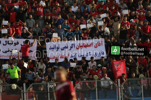  بنر اعتراضي هواداران نساجي بدليل متضرر شدن روي اشتباهات داوري در ديدارهاي قبلي