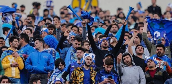  ممانعت از ورود ناظر بازی به استادیوم  کنایه هواداران استقلال به پرسپولیسی‌ها و برانکو