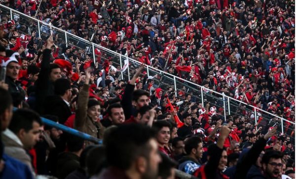  حاشیه دربی 90  ناراحتی هواداران پرسپولیس از سیدجلال  آرامش تماشاگران در آزادی