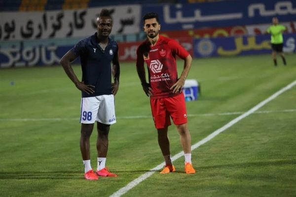  حاشیه دیدار گل‌گهر - پرسپولیس  تونل افتخار گل‌گهری‌ها برای پرسپولیس