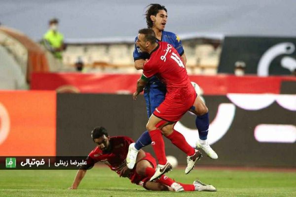  محمد نادری، باندپیچی شده در دربی  عکس