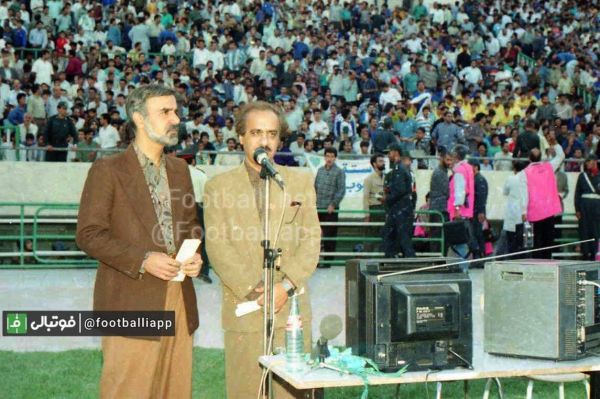  نوستالژی  ۱۶ شهریور ۱۳۷۵؛ عباس بهروان و سرهنگ علیفر با سیمایی متفاوت مشغول گزارش بازی برگشت استقلال ایران و نوف باخور ازبکستان