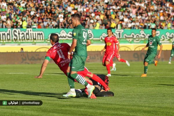  حواشی دیدار ذوب‌آهن - پرسپولیس  اعتراض مدیر تیم پرسپولیس به توپ جمع کن‌ها