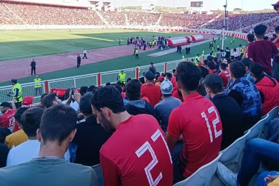  حاشیه بازی تراکتور و پرسپولیس  اعتراض هواداران تراکتوری به گل‌محمدی