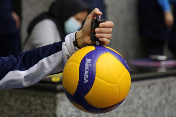  فینال جذاب سوپرلیگ والیبال در راه است  فوتبالی ها زیر تور والیبال