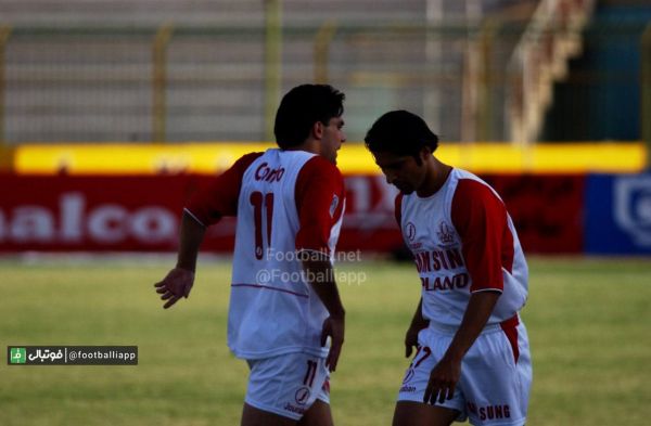  نوستالژی فوتبالی  زنده یاد مهرداد میناوند و امیرحسین اصلانیان در نمایی از بازی فولاد پرسپولیس در فصل ۸۲-۸۱