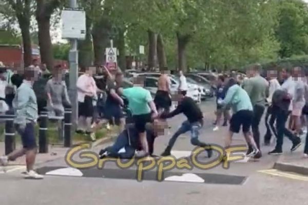  عکس؛ نزاع دلهره آوری که پس از بازی لستر و وستهم در بیرون ورزشگاه رخ داد