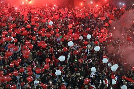  بیهوشی هوادار تراکتور با پرتاب نارنجک از سوی هواداران منتسب به سپاهان