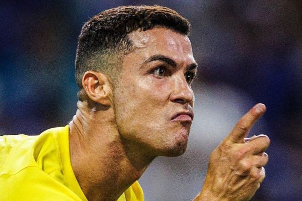  بوسه رونالدو به کاپ قهرمانی جام باشگاه‌های عرب  عکس