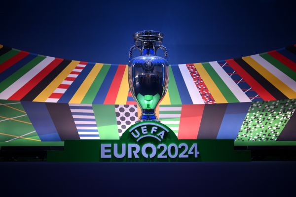  از جام قهرمانی رقابت‌های یورو 2024 رونمایی شد  عکس