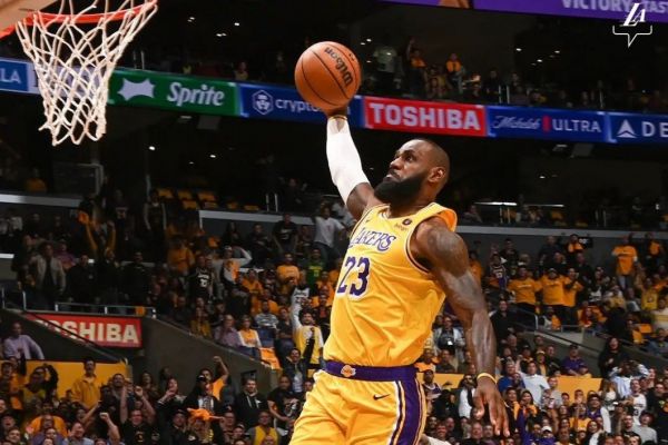  پلی‌آف NBA  لیکرز و پادشاه دوباره جارو می‌شوند