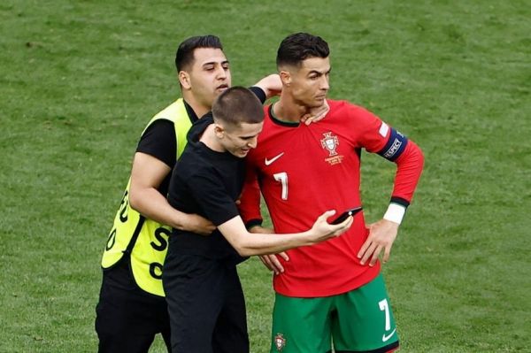  جیمی جامپ‌هایی که در بازی پرتغال - ترکیه به سراغ رونالدو رفتند  عکس