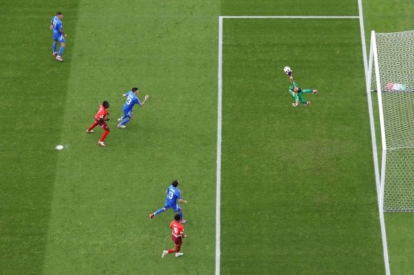  لحظه‌ای که ایتالیا بلافاصله پس از شروع نیمه دوم گل خورد  عکس