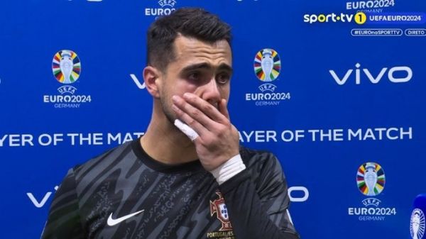  اشک و گریه بهترین بازیکن پرتغال هنگام دریافت جایزه‌اش  عکس