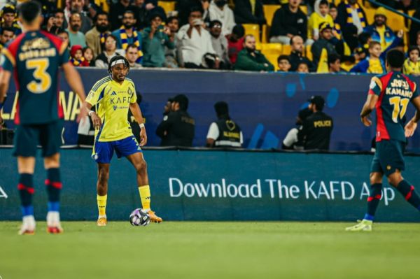  مدافع النصر  هواداران مقابل استقلال کنارمان باشند