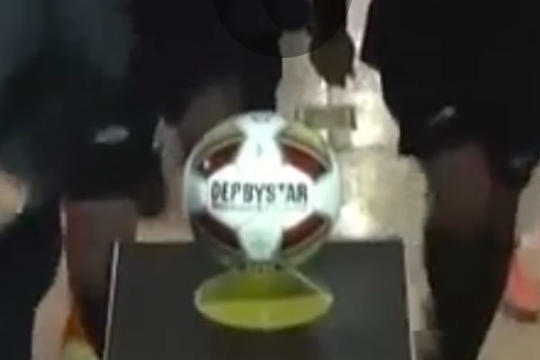 جانمایی عجیب توپ روی قیف! / شاهکار جدید سازمان لیگ در برگزاری مسابقات