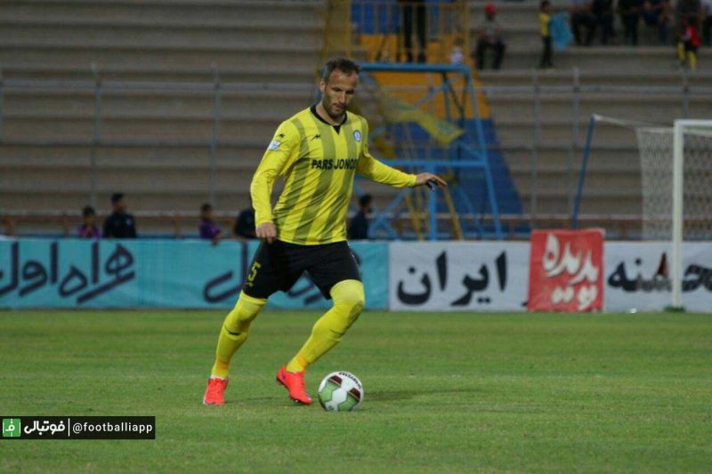 #عكس_نوشت: محسن بنگر در ٣٩ سالگي همچنان در ليگ برتر حضور دارد. اولين باري كه نام محسن بنگر را در فوتبال ايران شنيديم ليگ سوم و شموشك نوشهر بود. بعد از آن هجرت به سپاهان و شروع دوران طلايي طلايي پوشان ، پرسپوليس، تراكتور، نفت تهران و حالا پارس جنوبي جم.