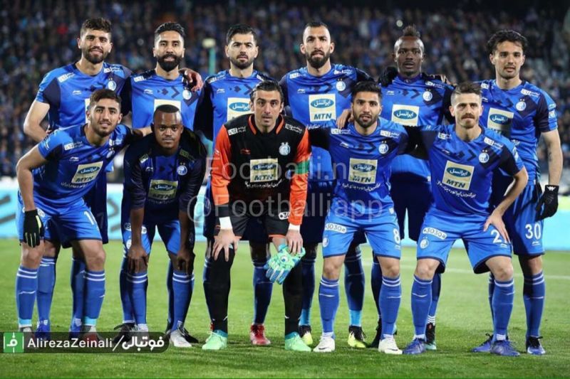 عکس نوشت: دو نيمه متفاوت مقابل پارس! يك نيمه كوبنده و يك نيمه مدارا. تغييرات در تركيب همچنان ادامه دارد ، بازگشت ملى پوشان به پست های اصلى، گل نخوردن در آزادی و اینکه استقلال با بازى برابر با چهار تيم بالاى جدول به هفت امتيازى صدر رسيد.