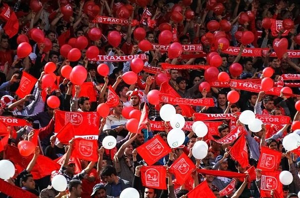 حاشیه های دیدار تراکتور- گل گهر؛ حضور ۱۰ هزار نفری هواداران در ورزشگاه/ قیمت پارکینگ ۲.۵ برابر شد