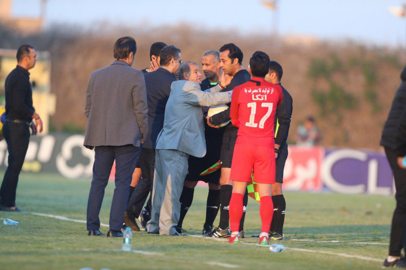 حاشیه دیدارشهرداری ماهشهر و پرسپولیس؛ ادامه سنگ پرانی بعد از به جریان افتادن بازی/داور چهارم جای داورمصدوم را گرفت