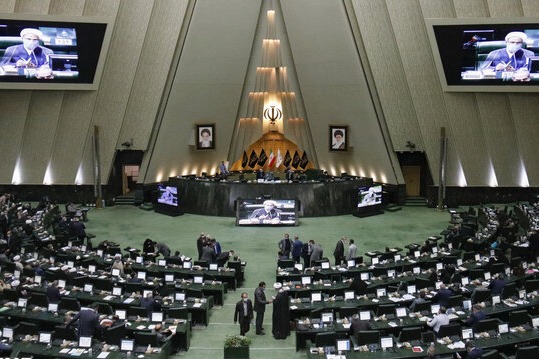 فروردین: توضیح وزارت ورزش در مورد استقلال قانع کننده نبود