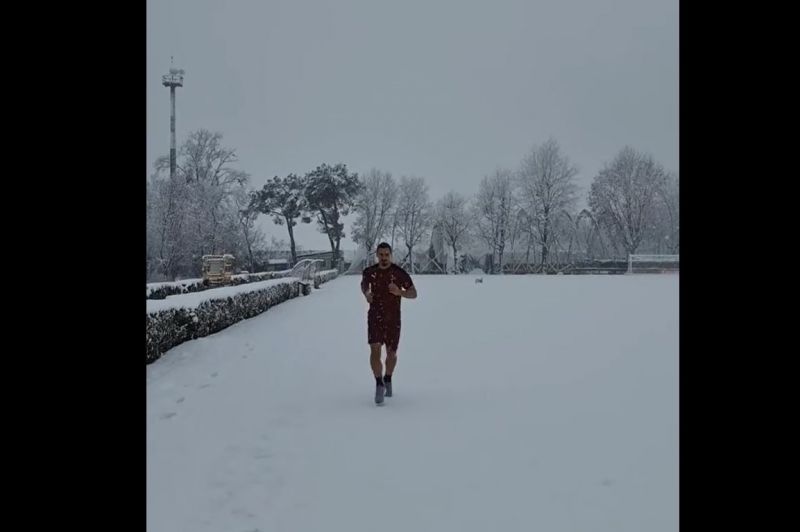 عکس؛ دویدن زلاتان در برف سنگین با پیراهن و شرت ورزشی!