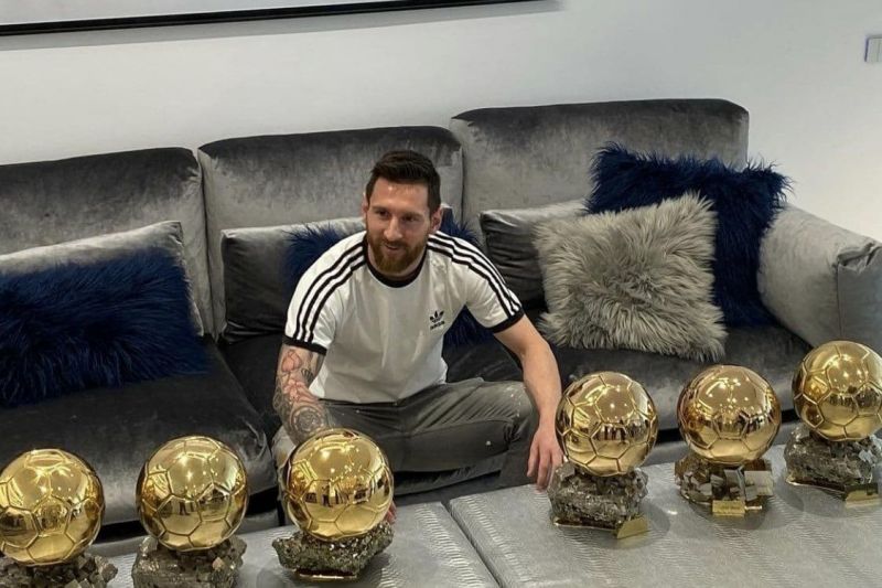 عکس؛ تشکر مسی از فرانس فوتبال با نشستن در کنار 6 توپ طلا