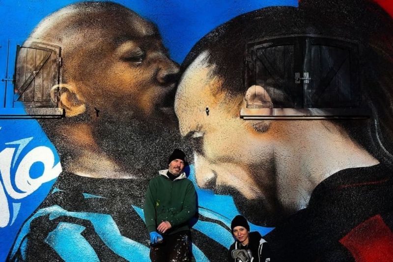 عکس؛ نقاشی دیواری به شکل دعوای زلاتان و لوکاکو در شهر میلان
