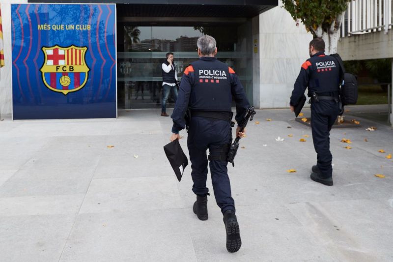 یورش ماموران پلیس به دفتر باشگاه بارسلونا!