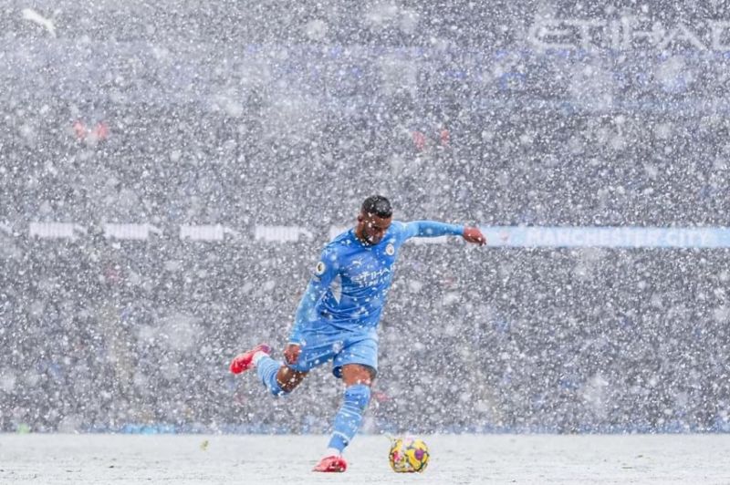 قابی دیدنی از بازیکن انگلیسی منچسترسیتی در برف سنگین ورزشگاه اتحاد