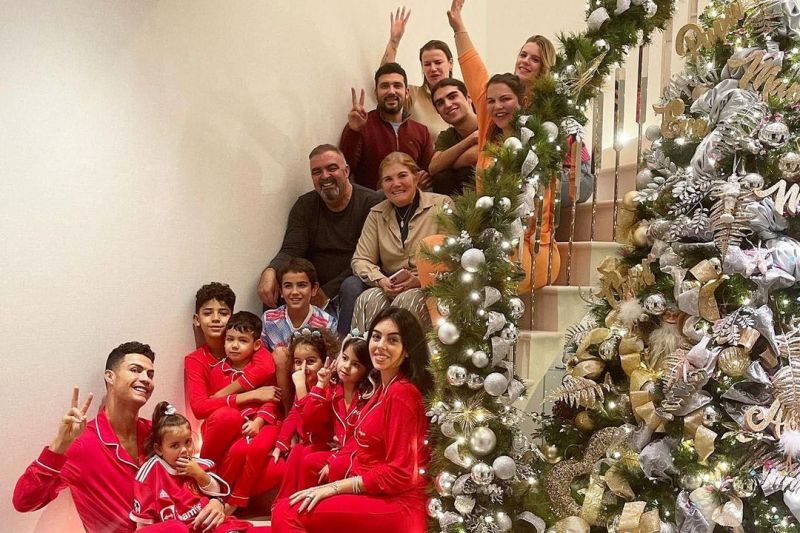 عکس؛ رونالدو و خانواده‌اش با لباس قرمز کنار درخت کریسمس