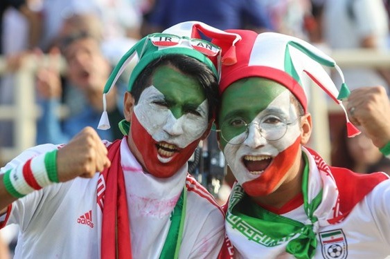 حاشیه بازی ایران و لبنان/ ممانعت از ورود بانوان بلیت‌به‌دست به ورزشگاه/ هواداران تیم ملی را بدرقه کردند
