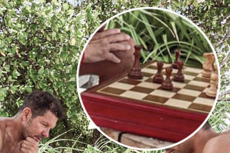 عکس؛ شطرنج بازی کردن دیگو سیمئونه بدون وجود مهره شاه روی صفحه!