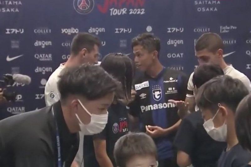 عکس؛ پیراهن خواستن یکی از بازیکنان اوساکا از مسی پیش از شروع بازی!