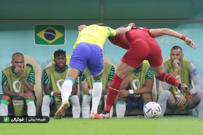 عکس؛ درگیری بازیکن صربستان با نیمار که پیراهن ستاره برزیلی را درآورد