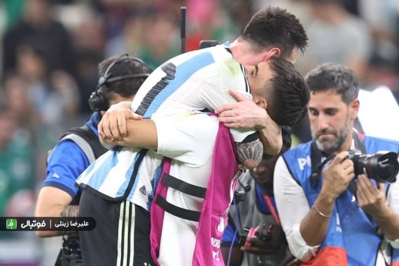 عکس؛ مسی در آغوش دیبالا پس از برد حساس مقابل مکزیک