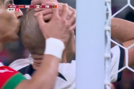 تصویری جالب از بوسه مدافع مراکش بر سر پپه