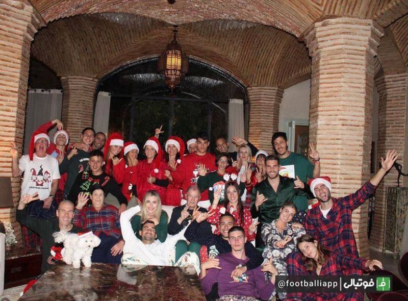زین الدین زیدان به مناسبت کریسمس عکسی را در جمع خانواده و سایر اعضای 
