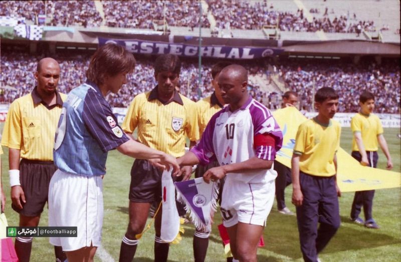 عابدی پله و ناکایاما کاپیتانهای العین و جوییلو ایواتا در مراسم آغاز دیدار دوتیم در مرحله نیمه نهایی جام باشگاههای آسیا در سال ۱۳۷۸