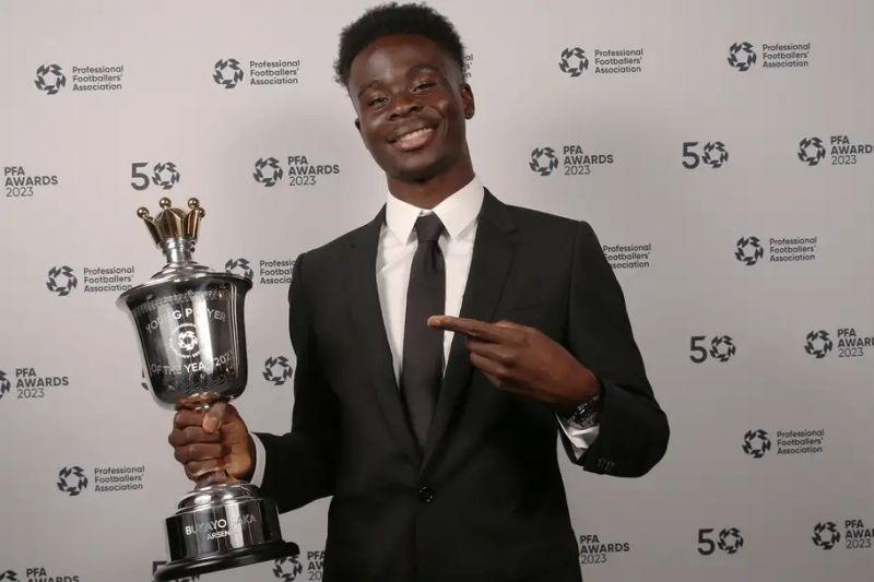 واکنش ستاره آرسنال پس از بردن جایزه بهترین بازیکن جوان سال