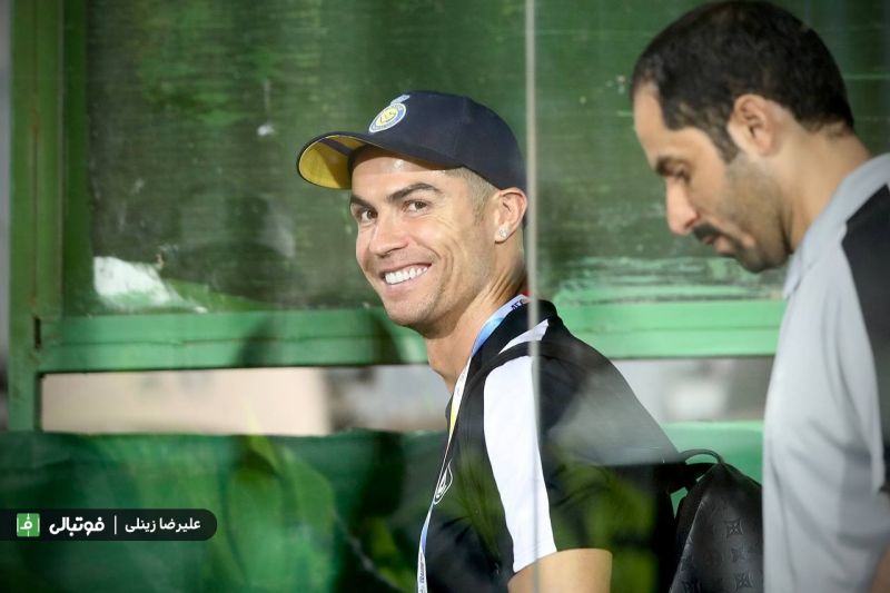 عکس؛ لحظه‌ای که رونالدو با لبخند وارد ورزشگاه آزادی شد