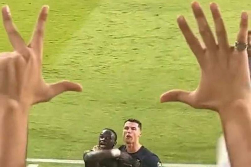 عکس؛ هوادار الاتفاق که هشت توپ طلای مسی را با دست‌هایش به رونالدو نشان داد