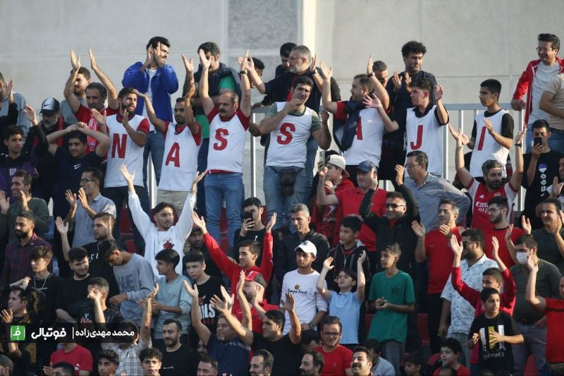 شعارهای هواداران نساجی به خارج از ورزشگاه رسید/ الهامی تشویق شد!