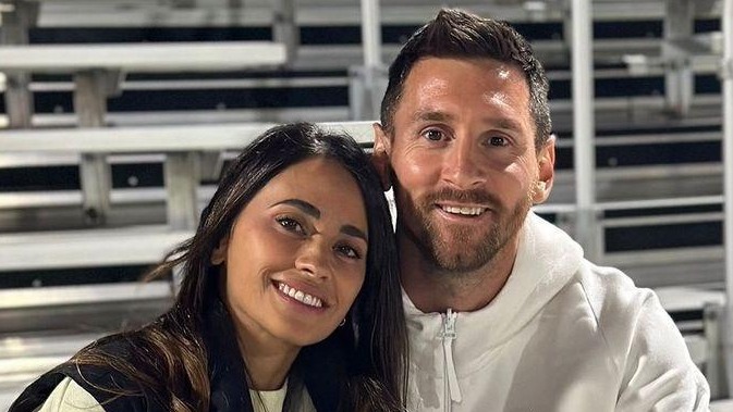 عکسی که مسی به تازگی در کنار همسرش منتشر کرد | فوتبالی