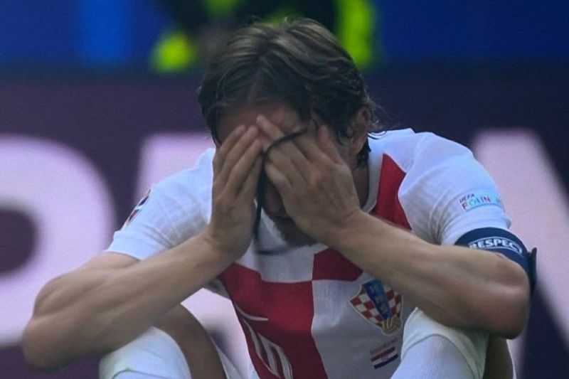 تصویری از ناراحتی شدید مودریچ پس از ناکامی در پیروزی