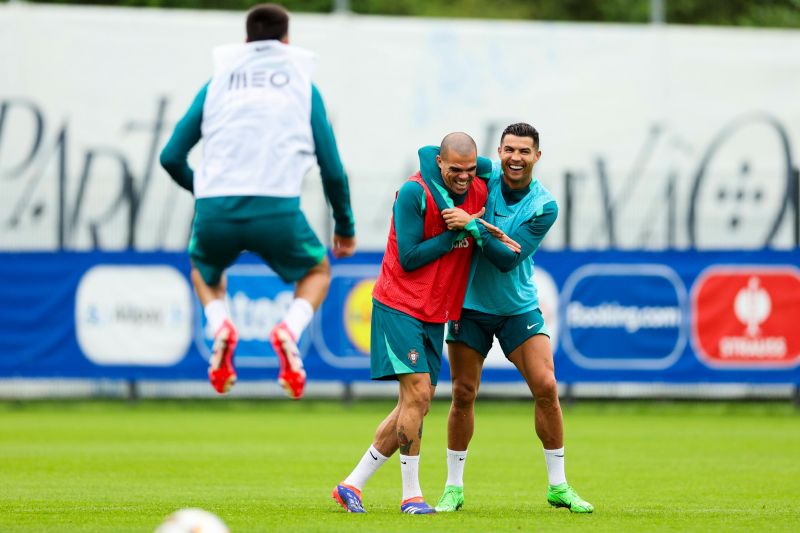 عکس؛ شوخی و خنده‌های رونالدو در تمرین پرتغال پیش از بازی با ترکیه