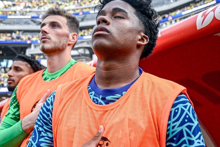 عکس؛ تمرکز کردن مهاجم رئال مادرید در زمان خواندن سرود برزیل