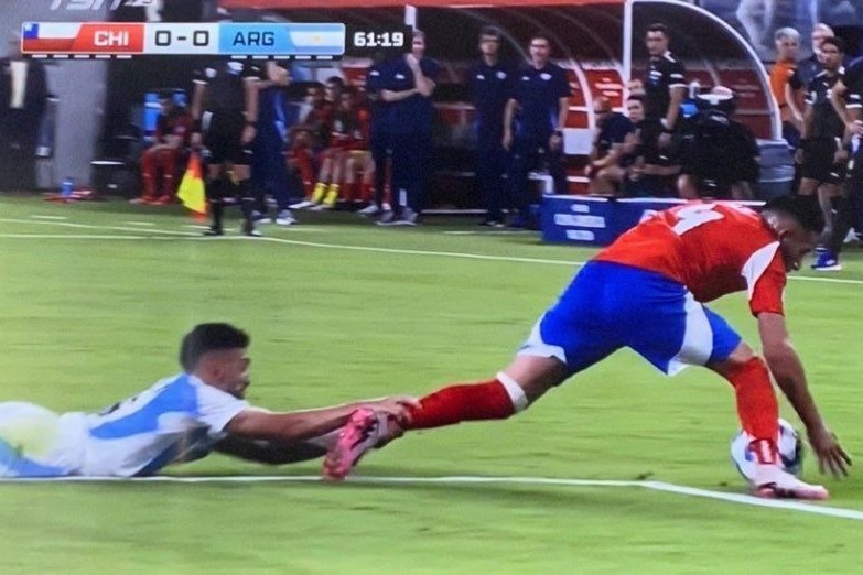 عکس؛ تبلیغ جالب نایکی با لحظه‌ای که بازیکن آرژانتین پای بازیکن شیلی را گرفت