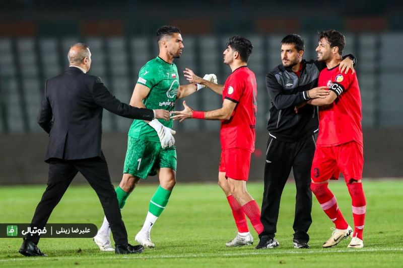 خلیل‌زاده خطاب به استقلالی‌ها: تیم‌تان نتیجه نمی‌گیرد به من چه کار دارید؟!