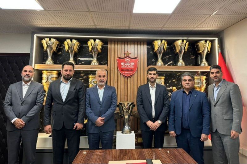 مدیران پرسپولیس در حال بررسی رزومه ۱۲ مربی